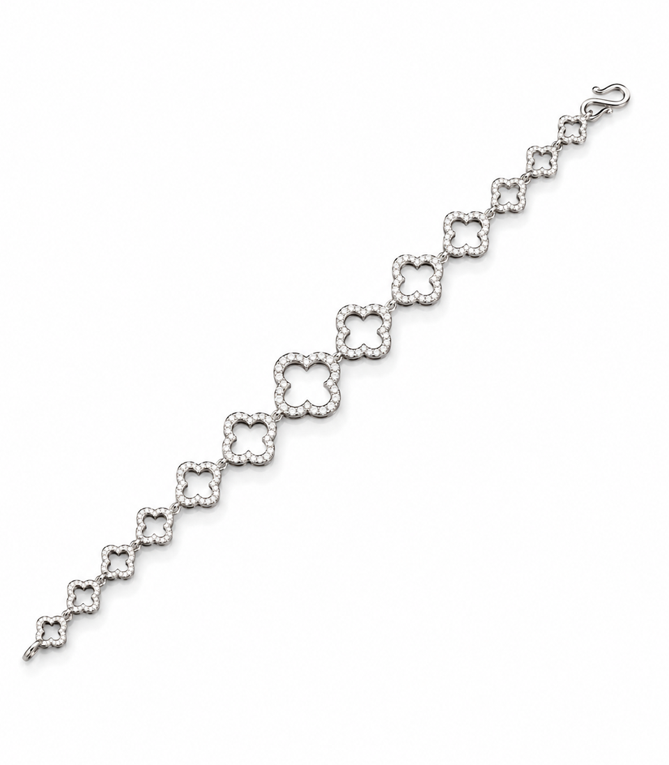 Delicate Link Bracelet Featuring A Repeating Quatrefoil